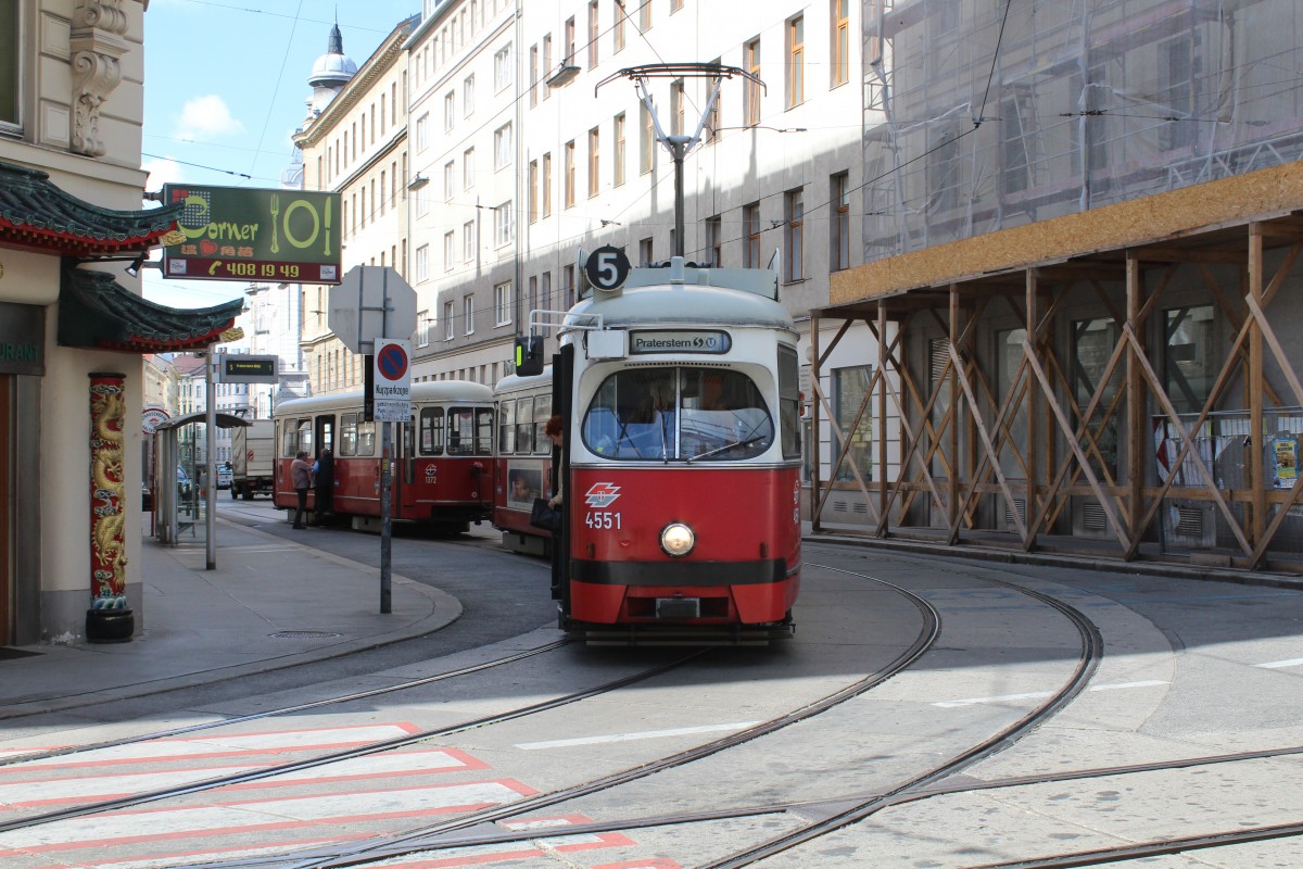 Wien Wiener Linien SL 5 (E1 4551 + c4 1372) Blindengasse / Josefstädter Strasse am 10. Juli 2014.
