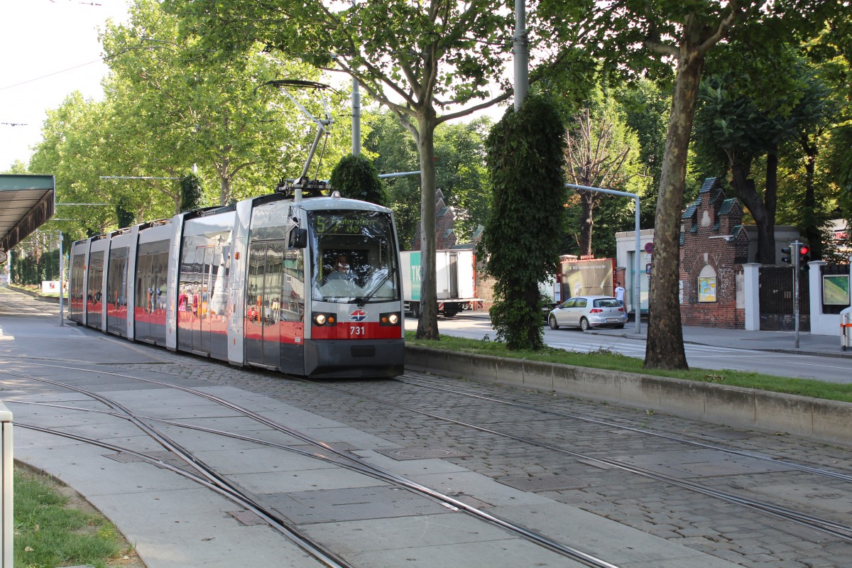 Wien Wiener Linien SL 5 (B1 731) Neubaugürtel / Westbahnhof am 8. Juli 2014.