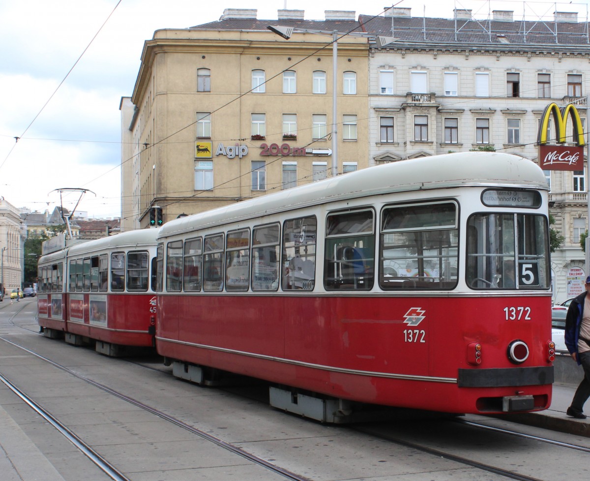Wien Wiener Linien SL 5 (c4 1372 + E1 4551) Alserbachstrasse / Franz-Josefs-Bahnhof am 10. Juli 2014.