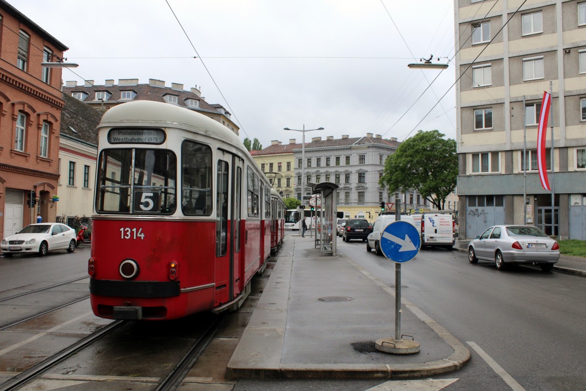 Wien Wiener Linien SL 5 (c4 1314 + E1 4814) Am Tabor / Taborstrasse (Hst. Am Tabor) am 2. Mai 2015.