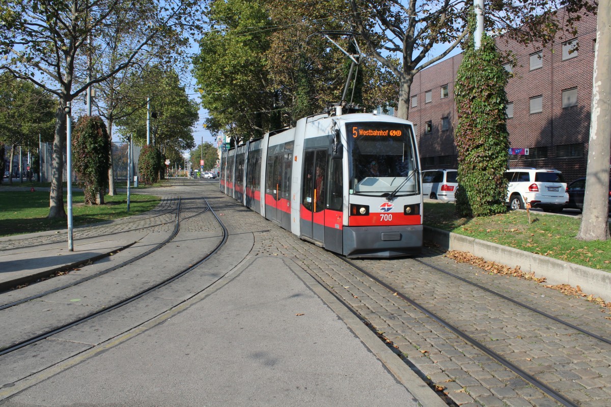 Wien Wiener Linien SL 5 (B 700) Neubaugürtel / Westbahnhof am 12. Oktober 2015.