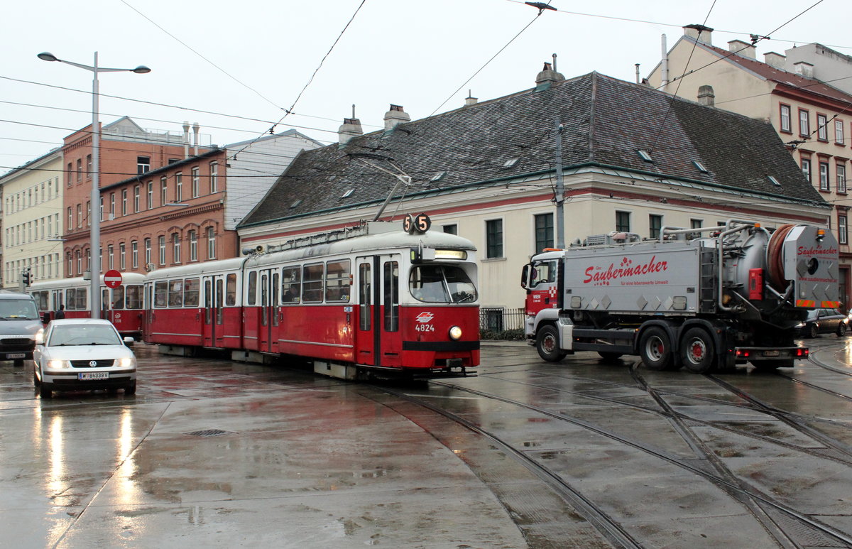 Wien Wiener Linien SL 5 (E1 4824 + c4 1338) Am Tabor / Taborstraße am 17. Februar 2016.