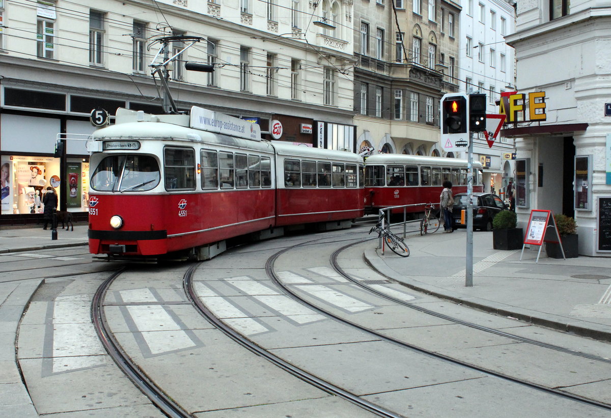 Wien Wiener Linien SL 5 (E1 4551 + c4 1359) Josefstadt, Josefstädter Straße / Albertgasse / Josef-Matthias-Hauer-Platz am 16. Februar 2016. 