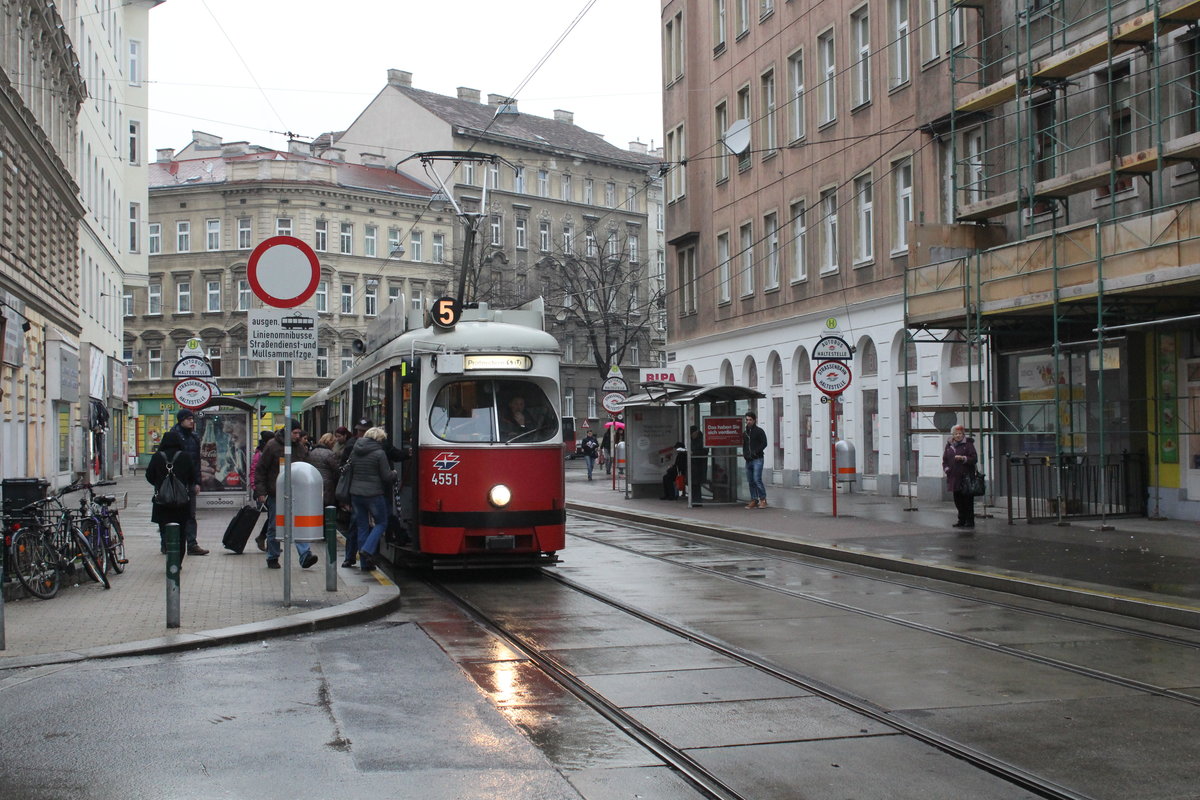 Wien Wiener Linien SL 5 (E1 4551 + c4 1359) Brigittenau, Rauscherstraße / Bäuerlegasse (Hst. Rauscherstraße) am 17. Februar 2016.