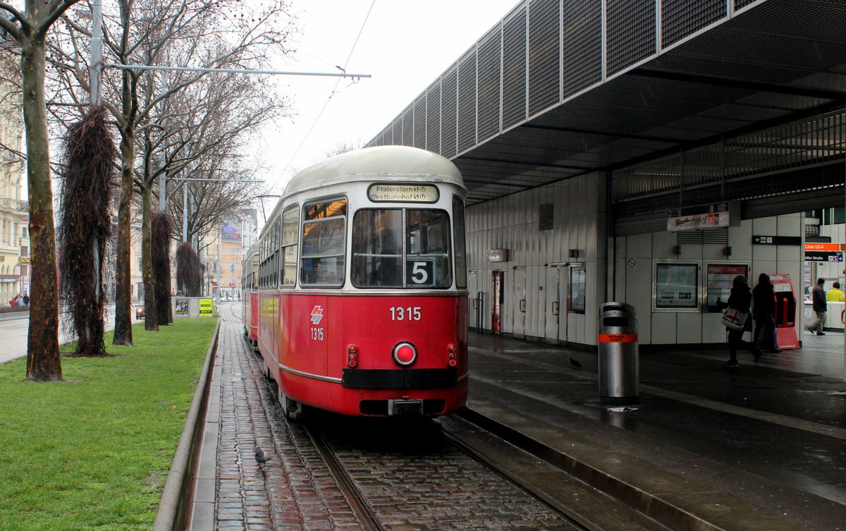 Wien Wiener Linien SL 5 (c4 1315 + E1 4800) Westbahnhof am 19. Februar 2016.