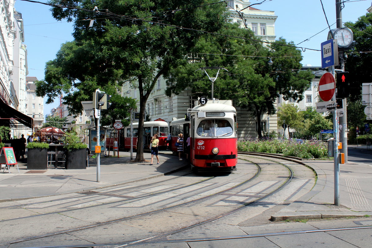Wien Wiener Linien SL 5 (E1 4732) Josefstadt, Albertgasse / Josefstädter Straße / Josef-Matthias-Hauer-Platz (Hst. Albertgasse) am 25. Juli 2016. - Die Gelenktriebwagenserie E1 4631 - 4858 wurde in den Jahren 1966 - 1976 von der Firma SGP in Wien-Simmering hergestellt. Der E1 4732 wurde 1971 geliefert.