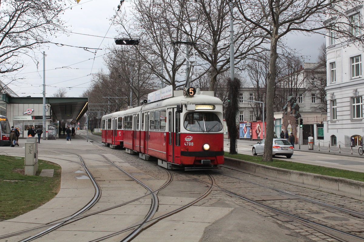 Wien Wiener Linien SL 5 (E1 4788 + c4 1316) Neubaugürtel / Westbahnhof am 16. Februar 2016.