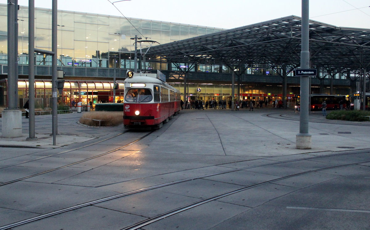 Wien Wiener Linien SL 5 (E1 4791 + c4 1308) II, Leopoldstadt, Praterstern am 21. Oktober 2016.