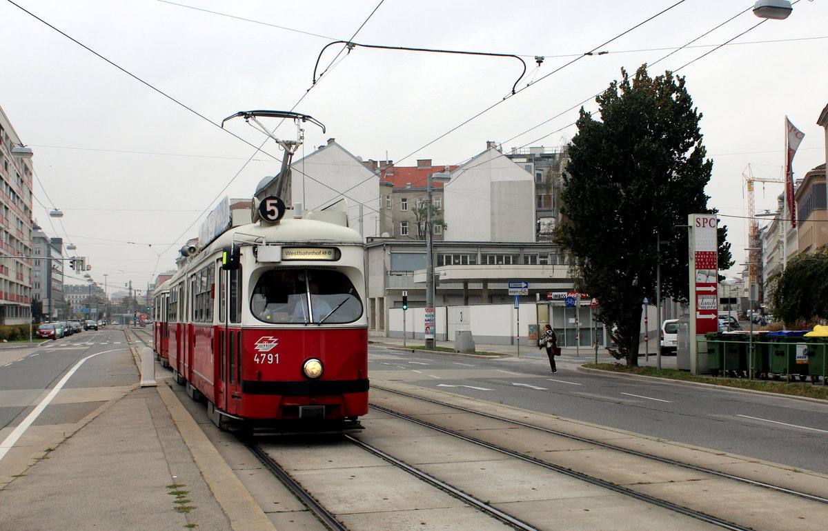 Wien Wiener Linien SL 5 (E1 4791 + c4 1308) II, Leopoldstadt, Nordbahnstraße / Fugbachgasse am 17. Oktober 2016. - Benannt wurde die Fugbachgasse nach dem Fugbach, einem Seitenarm der Donau (vor der Regulierung).