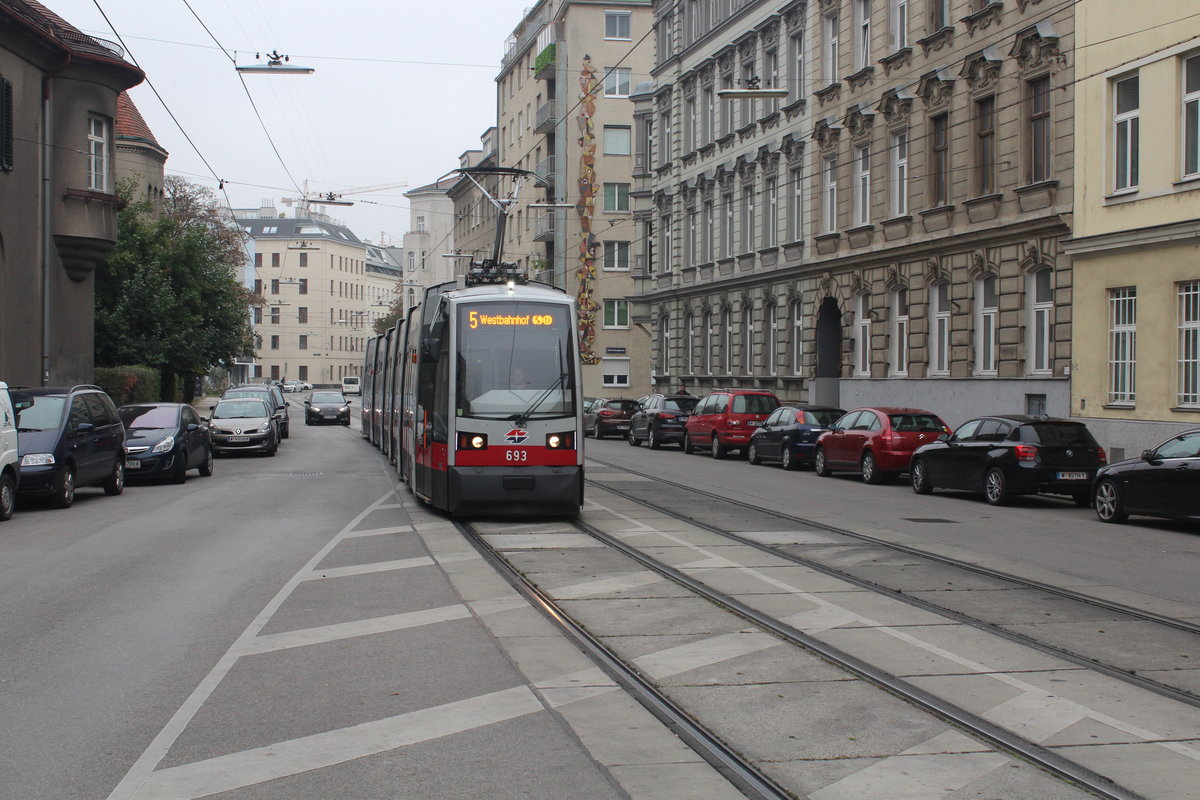 Wien Wiener Linien SL 5 (B 693) II, Leopoldstadt, Am Tabor am 17. Oktober 2016.