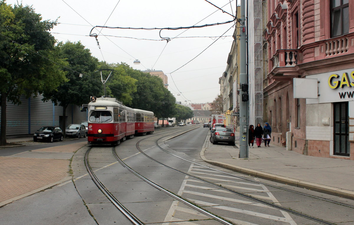 Wien Wiener Linien SL 5 (E1 4795 + c4 1317) II, Leopoldstadt, Nordwestbahnstraße am 17. Oktober 2016.