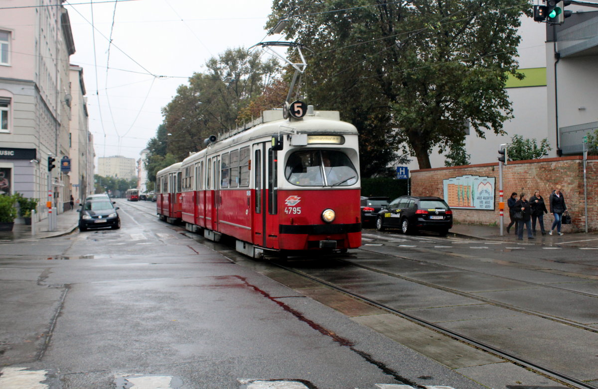 Wien Wiener Linien SL 5 (E1 4795 + c4 1317) XX, Brigittenau, Rauscherstraße / Adolf-Gstöttner-Gasse / Heistergasse am 18. Oktober 2016. - Rauscherstraße wurde 1876 nach dem ehemaligen Universitätsprofessor, Direktor der Wiener Orientalischen Akademie und Erzbischof von Wien Kardinal Joseph Othmar Ritter von Rauscher (1797 - 1875) benannt. - Nach dem Diplom-Ingenieur und Bergfachmann Adolf Gstöttner (1874 - 1943) erhielt die Adolf-Gstöttner-Gasse, die vorher Straußgasse geheißen hatte, 1956 ihren gegenwärtigen Namen. - 1876 wurde die Heistergasse nach dem Feldherr Siegbert Graf Heister (1646 - 1718) benannt.