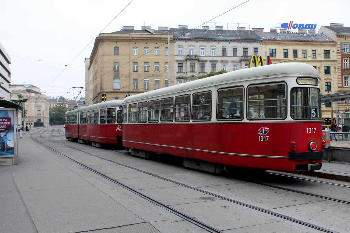 Wien Wiener Linien SL 5 (E1 4795 + c4 1317) IX, Alsergrund, Julius-Tandler-Platz (Hst. Franz-Josefs-Bahnhof) am 17. Oktober 2016.