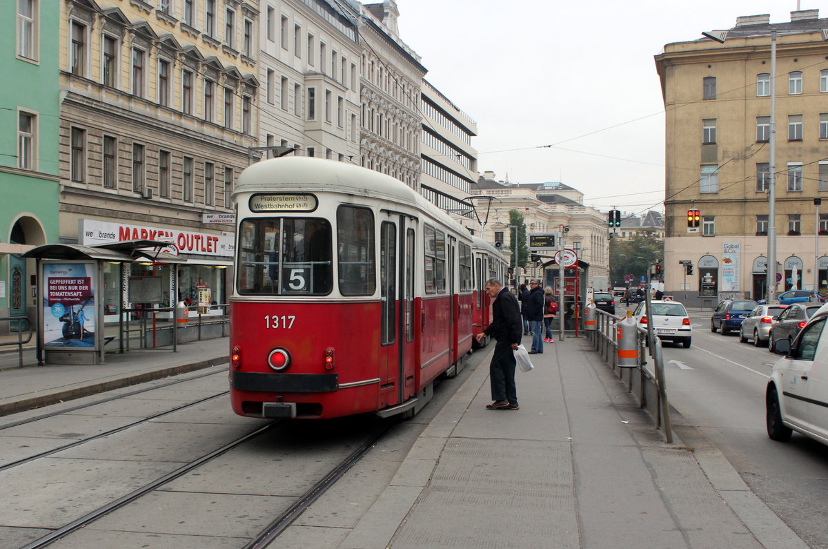 Wien Wiener Linien SL 5 (c4 1317 + E1 4795) IX, Alsergrund, Julius-Tandler-Platz (Hst. Franz-Josefs-Bahnhof) am 17. Oktober 2016.