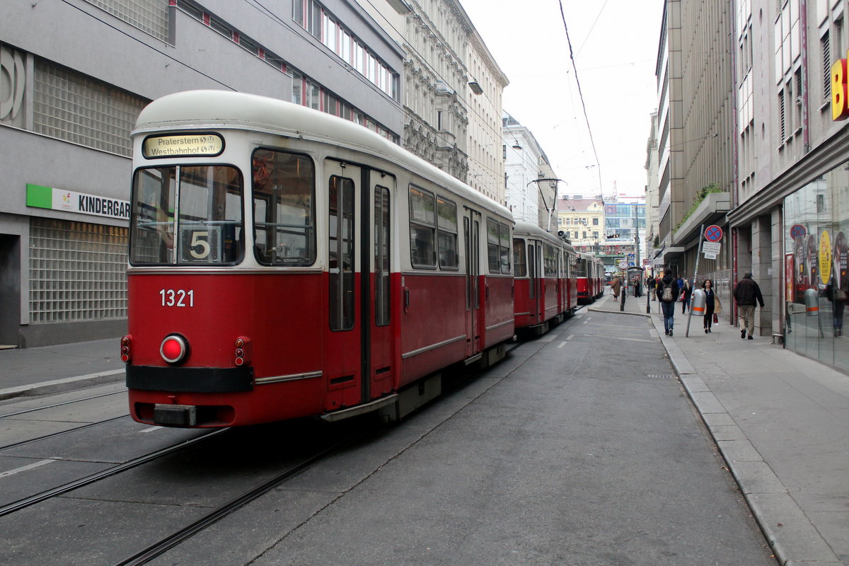 Wien Wiener Linien SL 5 (c4 1321 + E1 4798) VIII, Josefstadt, Josefstädter Straße am 17. Oktober 2016.