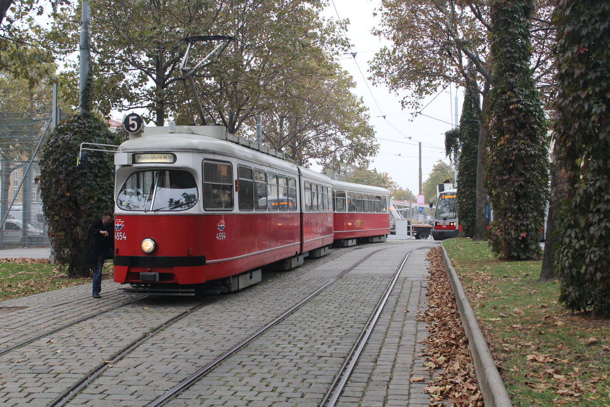 Wien Wiener Linien SL 5 (E1 4554) Neubaugürtel / Westbahnhof am 17. Oktober 2016.