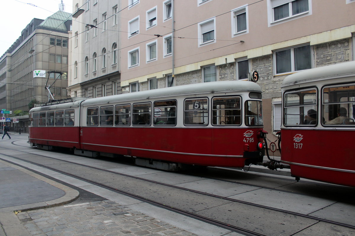 Wien Wiener Linien SL 5 (E1 4795 + c4 1317) VIII, Josefstadt, Blindengasse / Josefstädter Straße (Hst. Blindengasse) am 17. Oktober 2016. - Der GT6 E1 4795 wurde 1972 vom Hersteller SGP in Wien-Simmering geliefert.