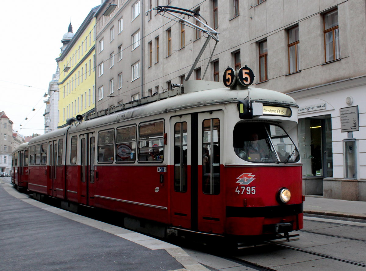 Wien Wiener Linien SL 5 (E1 4795 + c4 1317) VIII, Josefstadt, Blindengasse / Josefstädter Straße (Hst. Blindengasse) am 17. Oktober 2016. - Blindengasse wurde 1862 nach dem sich dort befindenden Blindeninstitut benannt.