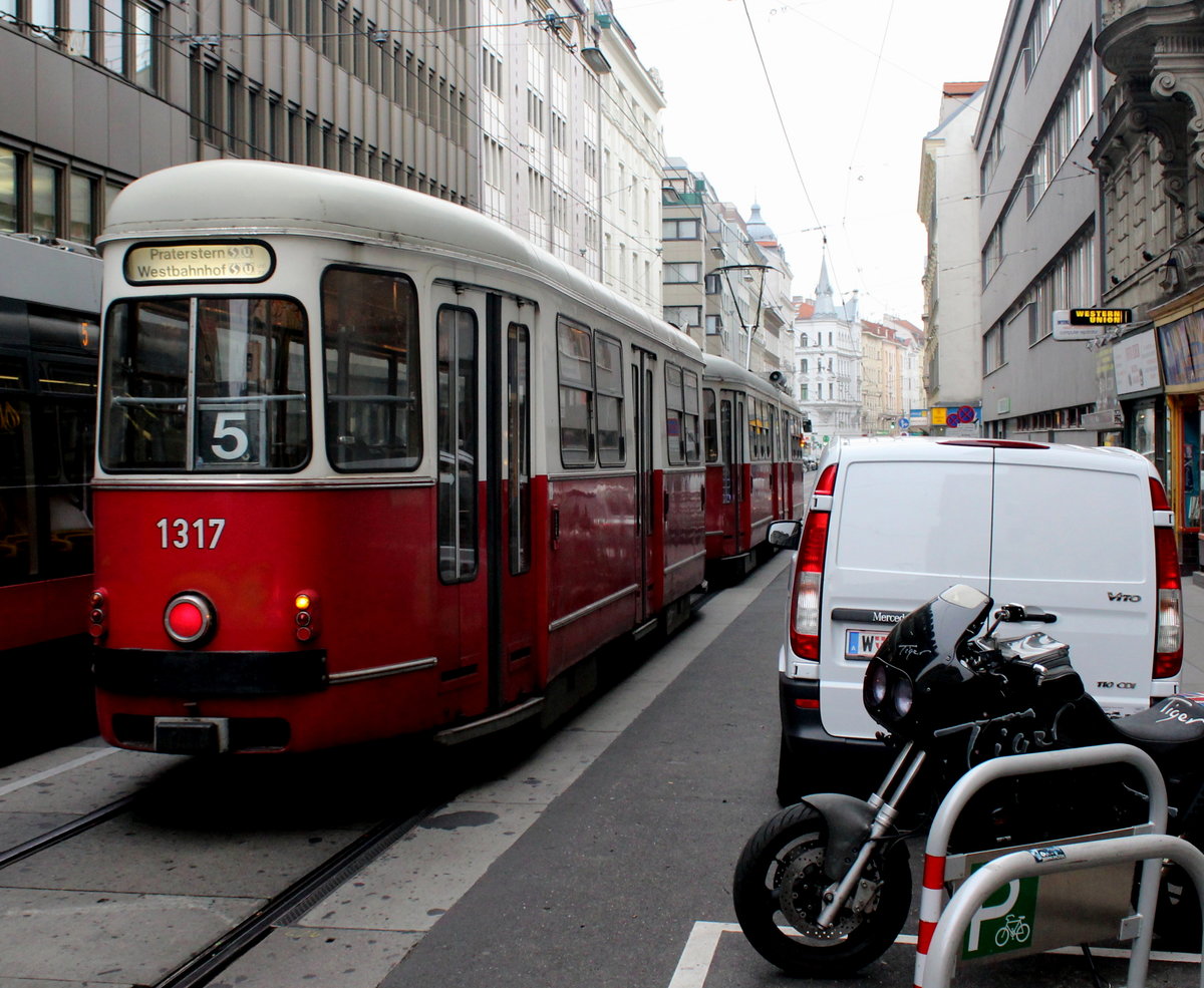 Wien Wiener Linien SL 5 (c4 1317 + E1 4795) VIII, Josefstadt, Josefstädter Straße am 17. Oktober 2016. - Der Bw c4 1317 wurde 1974 vom Hersteller Bombardier-Rotax in Wien-Floridsdorf geliefert.