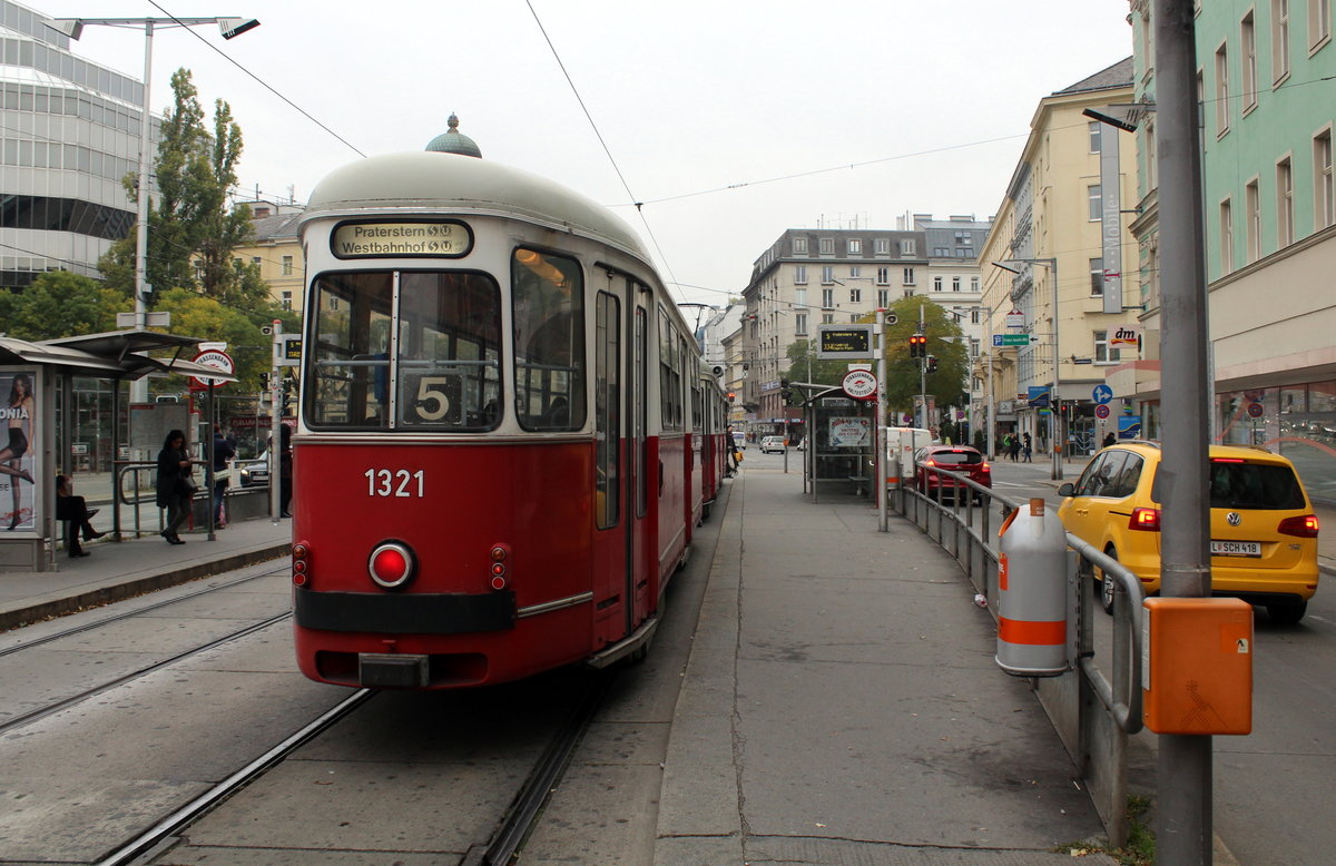 Wien Wiener Linien SL 5 (c4 1321 + E1 4798) IX, Alsergrund, Alserbachstraße / Julius-Tandler-Platz (Hst. Franz-Josefs-Bahnhof) am 17. Oktober 2016.