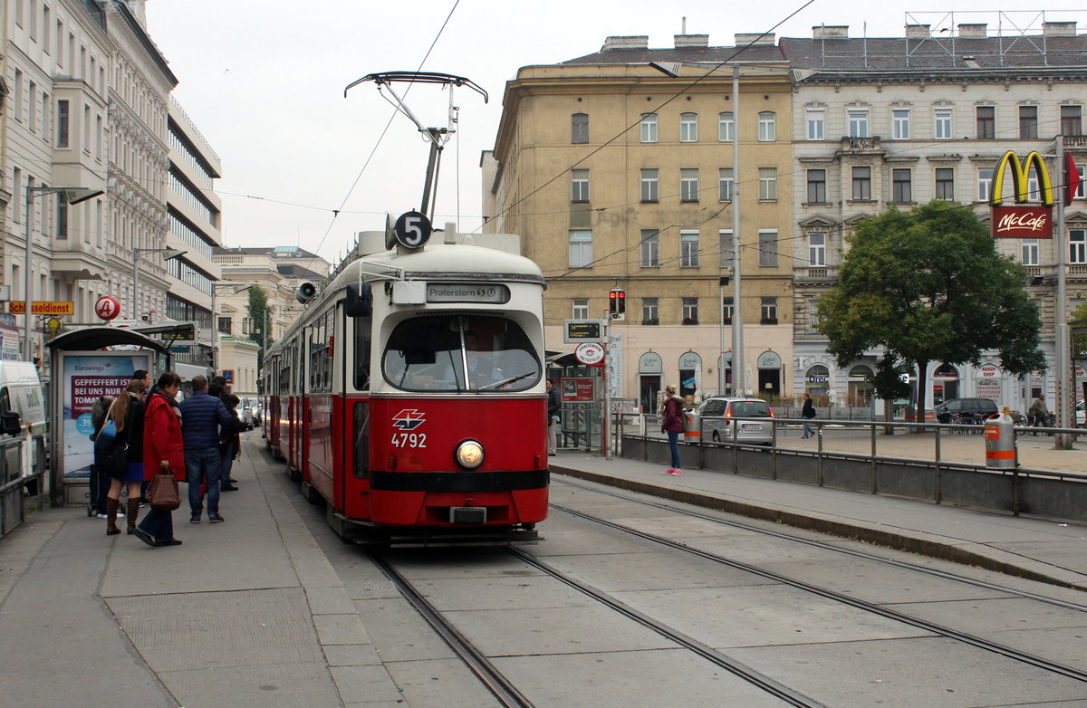 Wien Wiener Linien SL 5 (E1 4792 + c4 1303) IX, Alsergrund, Alserbachstraße / Julius-Tandler-Platz (Hst. Franz-Josefs-Bahnhof) am 17. Oktober 2016.