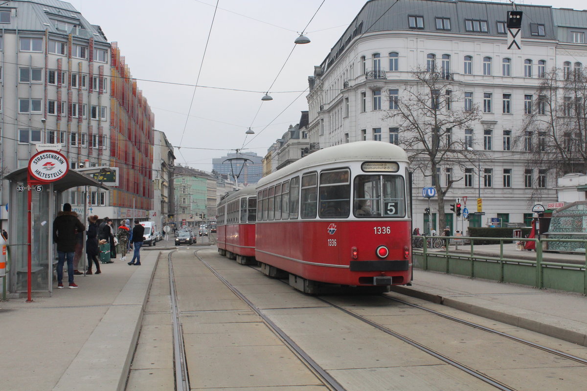 Wien Wiener Linien SL 5 (c4 1336 + E1 4743) Friedensbrücke am 12. Februar 2017.