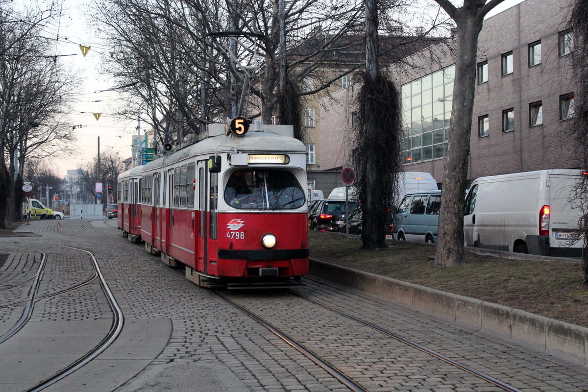 Wien Wiener Linien SL 5 (E1 4798) Neubaugürtel / Westbahnhof am 15. Februar 2017.