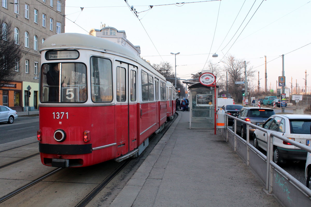Wien Wiener Linien SL 5 (c4 1371 + E1 4550) II, Leopoldstadt, Nordbahnstraße am 13. Februar 2017.