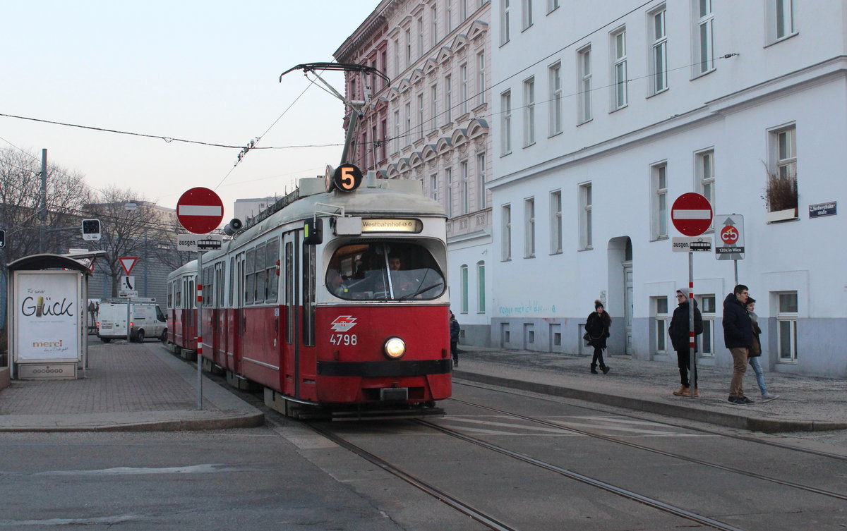 Wien Wiener Linien SL 5 (E1 4798) II, Leopoldstadt, Rabbiner-Schneerson-Platz am 13. Februar 2017.