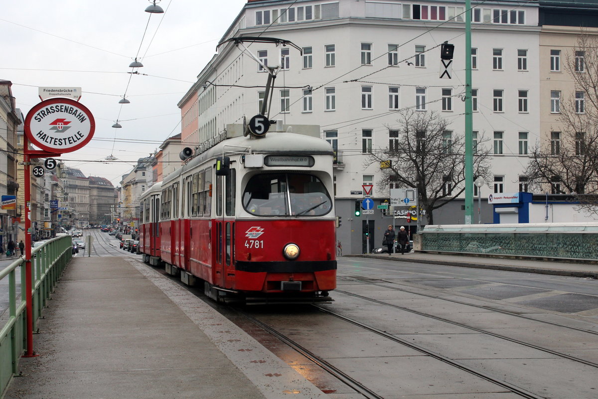 Wien Wiener Linien SL 5 (E1 4781 + c4 1316) XX, Brigittenau, Friedensbrücke am 18. Februar 2017.