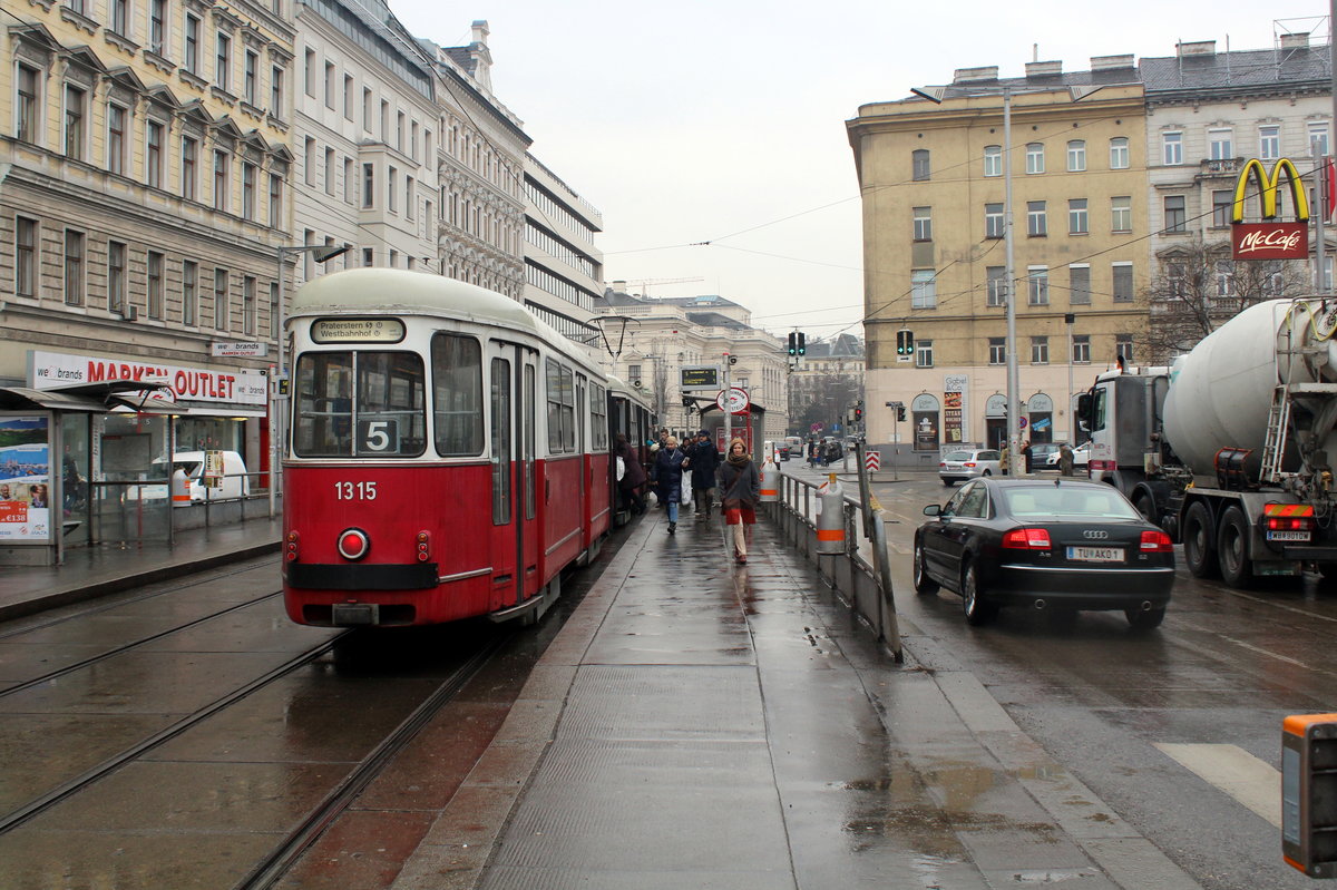 Wien Wiener Linien SL 5 (c4 1315 + E1 4779) IX, Alsergrund, Julius-Tandler-Platz (Hst. Franz-Josefs-Bahnhof) am 17. Februar 2017.