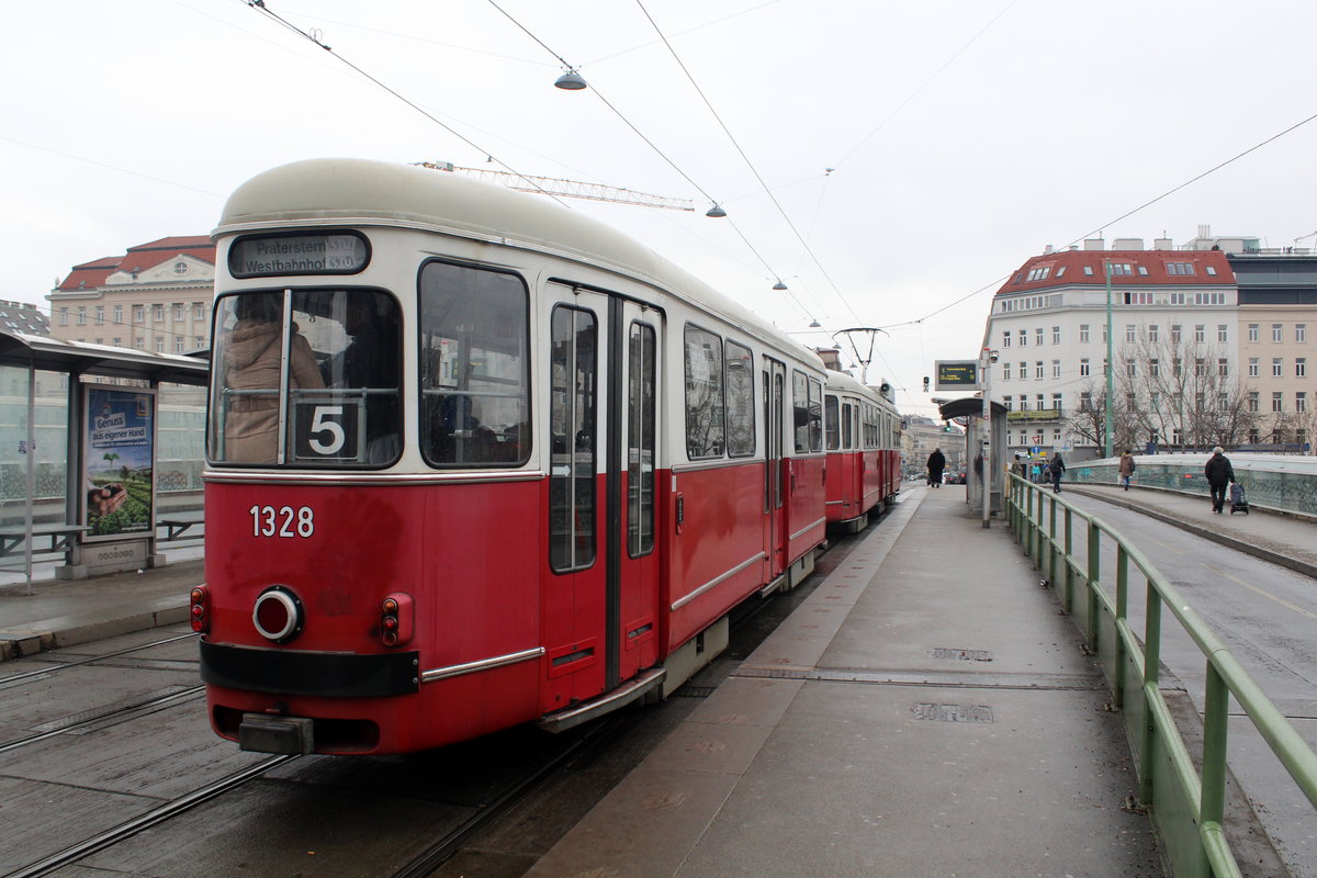 Wien Wiener Linien SL 5 (c4 1328 + E1 4791) IX Alsergrund / XX, Brigittenau, Friedensbrücke am 18. Februar 2017.