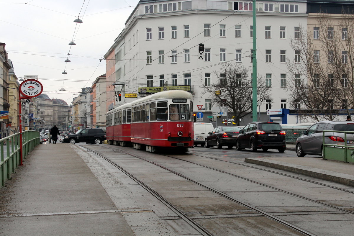 Wien Wiener Linien SL 5 (c4 1328 + E1 4791) XX, Brigittenau, Friedensbrücke am 18. Februar 2017.