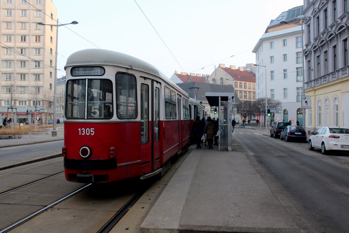 Wien Wiener Linien SL 5 (c4 1305 + E1 4799) II, Leopoldstadt, Nordwestbahnstraße (Hst. Am Tabor) am 16. Februar 2017.