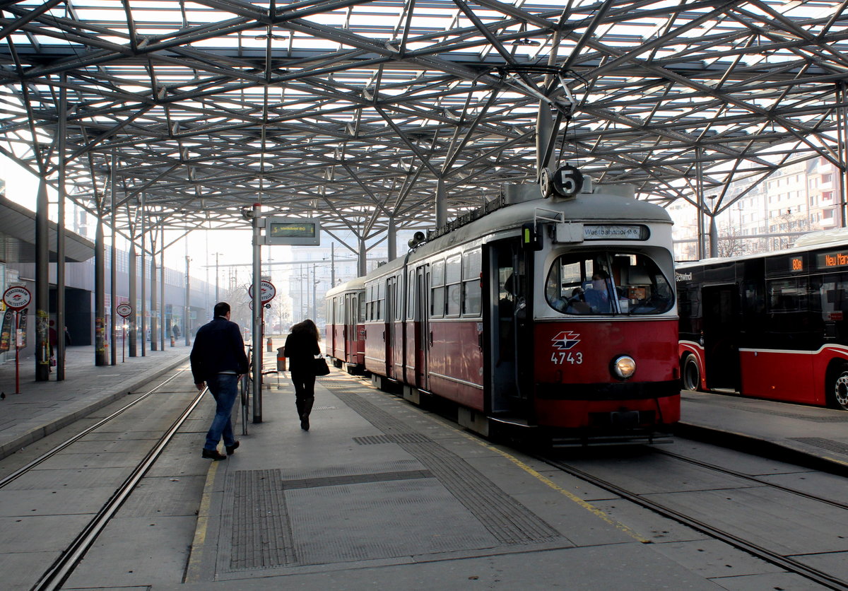 Wien Wiener Linien SL 5 (E1 4743 + c4 1336) II, Leopoldstadt, Praterstern am 14. Februar 2017.