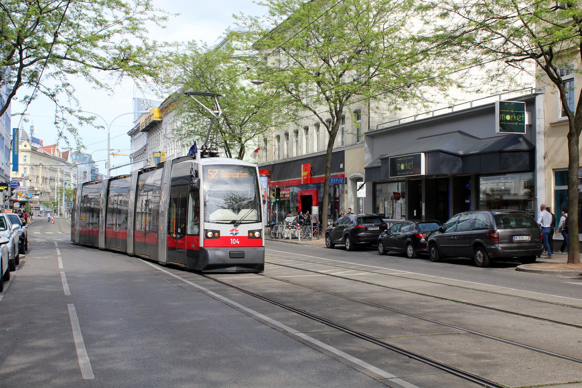 Wien Wiener Linien SL 52 (A1 104) XV, Rudolfsheim-Fünfhaus, Mariahilfer Straße am 13. Mai 2017. 