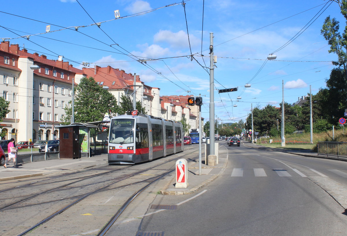 Wien Wiener Linien SL 52 (A1 75) XIV, Penzing, Oberbaumgarten, Linzer Straße (Hst. Baumgarten) am 29. Juni 2017.