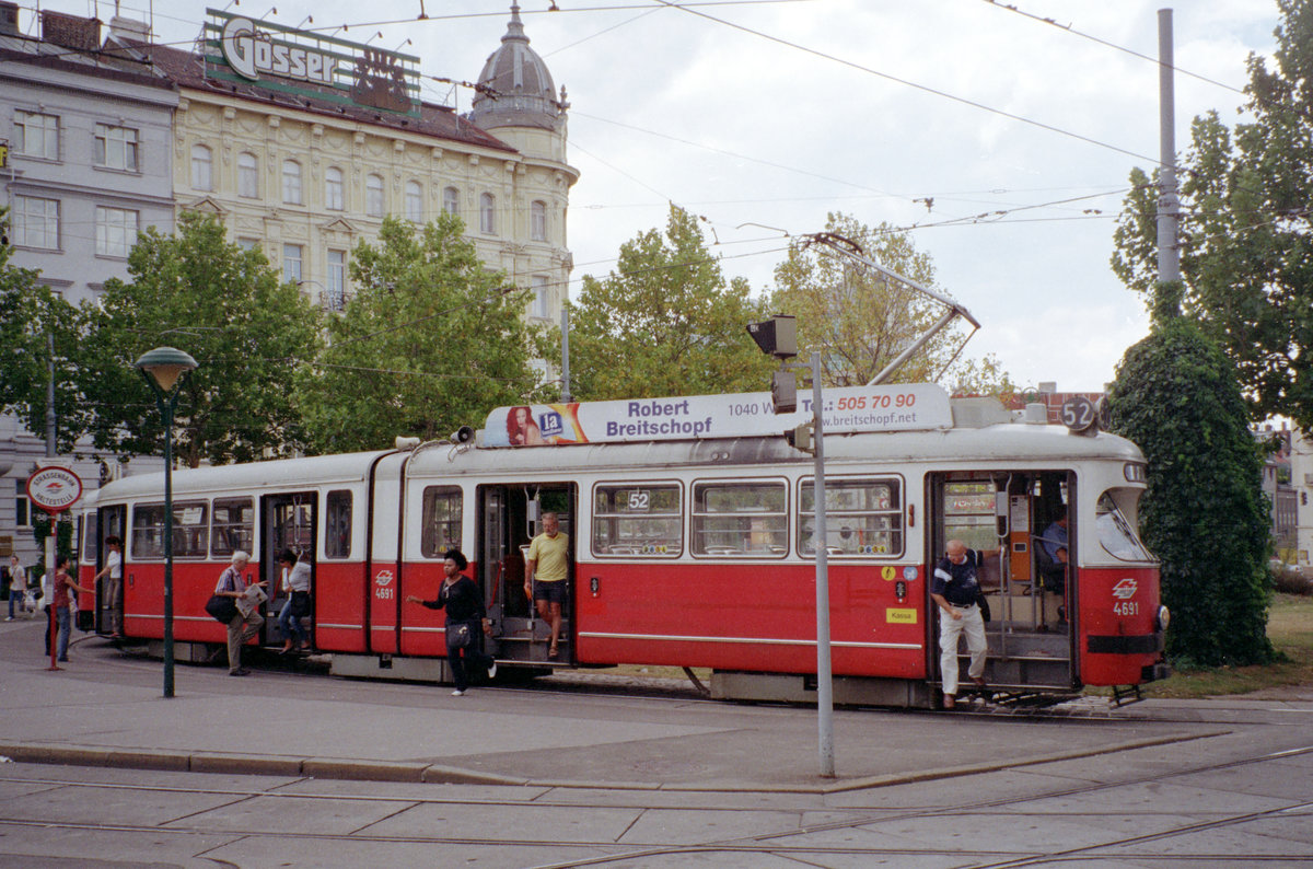 Wien Wiener Linien SL 52 (E1 4691) Westbahnhof (Endst.) am 25. Juli 2007. - Scan von einem Farbnegativ. Film: Agfa Vista 200. Kamera: Leica C2.