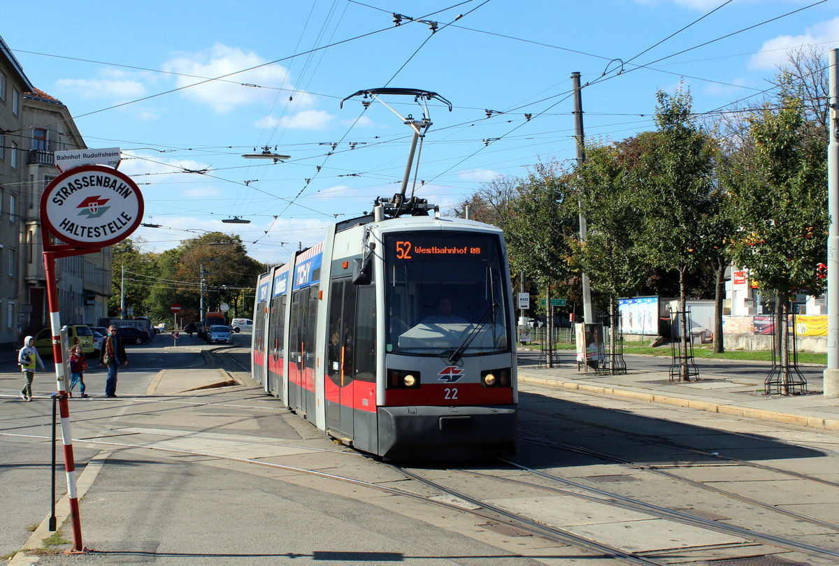Wien Wiener Linien SL 52 (A 22) XV, Rudolfsheim-Fünfhaus, Rudolfsheim, Mariahilfer Straße / (Straßenbahnbetriebs-)Bahnhof Rudolfsheim am 14. Oktober 2017.