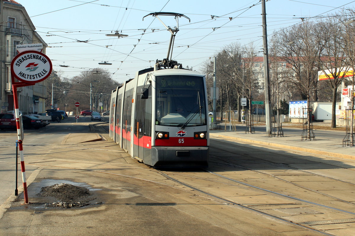 Wien Wiener Linien SL 58 (A1 65) XV, Rudolfsheim-Fünfhaus, Mariahilfer Straße / Bahnhof (Straßenbahnbetriebshof) Rudolfsheim am 16. februar 2017.