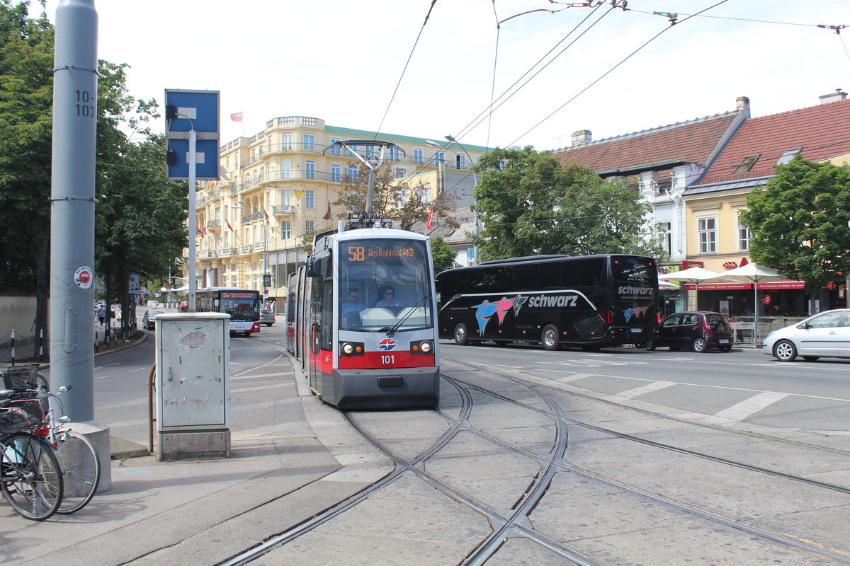 Wien Wiener Linien SL 58 (A1 101) XIII, Hietzing, Hietzinger Hauptstraße / Schönnbrunner Schloßstraße / Kennedybrücke am 29. Juni 2017.