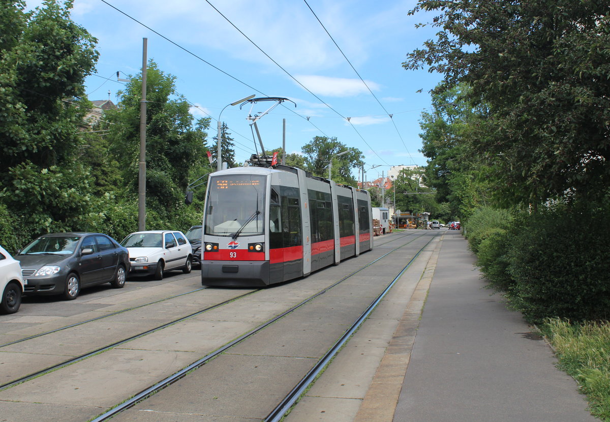 Wien Wiener Linien SL 58 (A1 93) XIII, Hietzing, Unter St. Veit am 29. Juni 2017. - Noch bis 2. September wird man hier den 58er knipsen können. An diesem Datum wird diese SL, die seit 1908 in Betrieb ist, die aber auch in der Zwischenzeit schon einige Änderungen der Linienführung / Streckenlänge erlebt hat, eingestellt und auf der Strecke zwischen Hietzing, Kennedybrücke und Unter St. Veit, Hummelgasse von der SL 10 ersetzt werden.