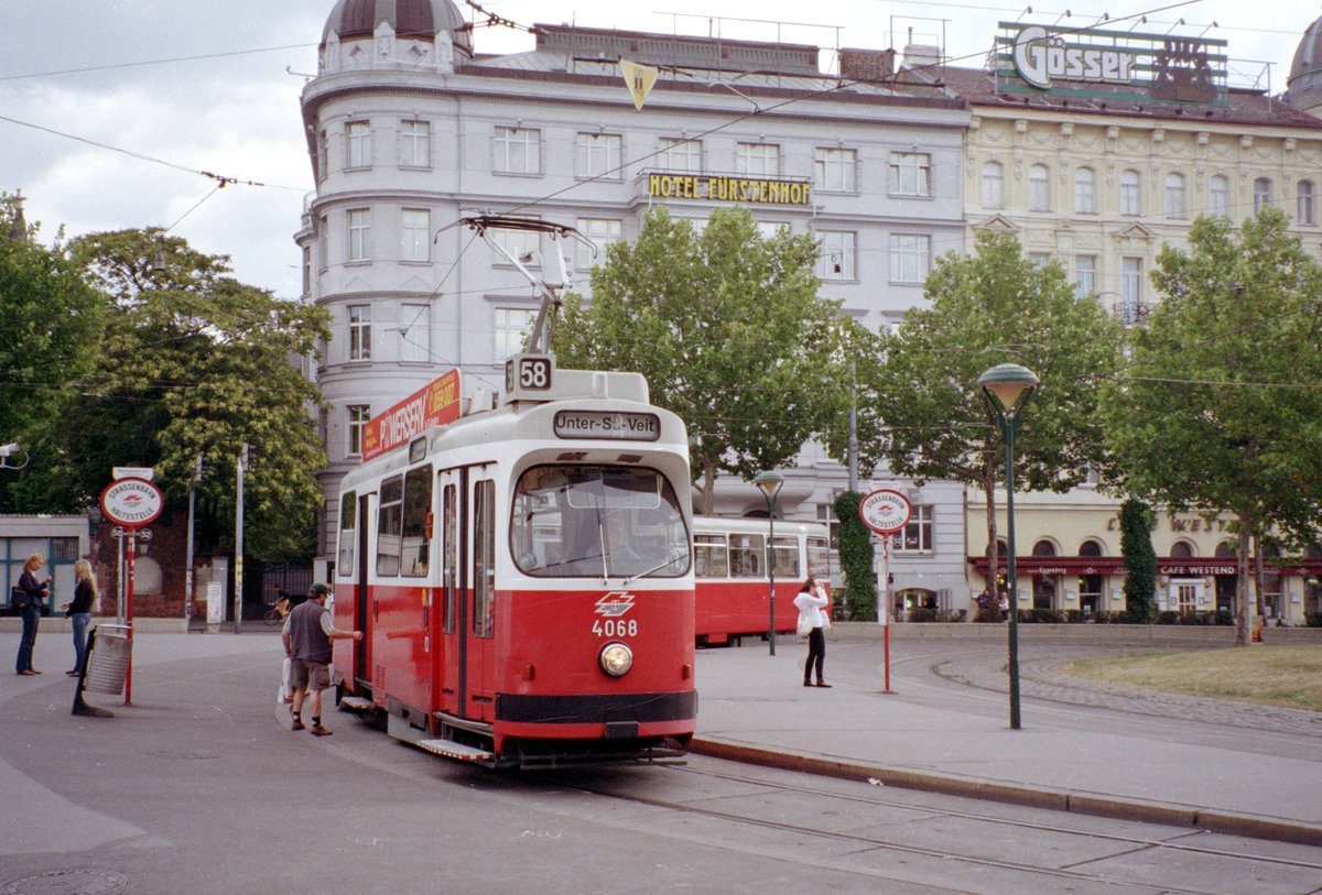 Wien Wiener Linien SL 58 (E2 4068 + c5 1451) Westbahnhof am 25. Juli 2007. - Scan von einem Farbnegativ. Film: Agfa Vista 200. Kamera: Leica C2.