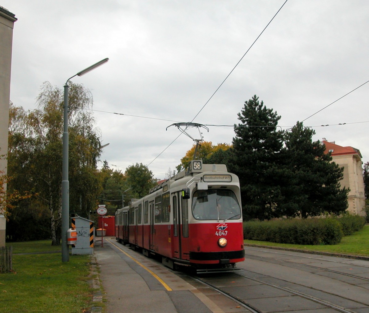 Wien Wiener Linien SL 58 (E2 4047) Unter St. Veit am 20. Oktober 2010.