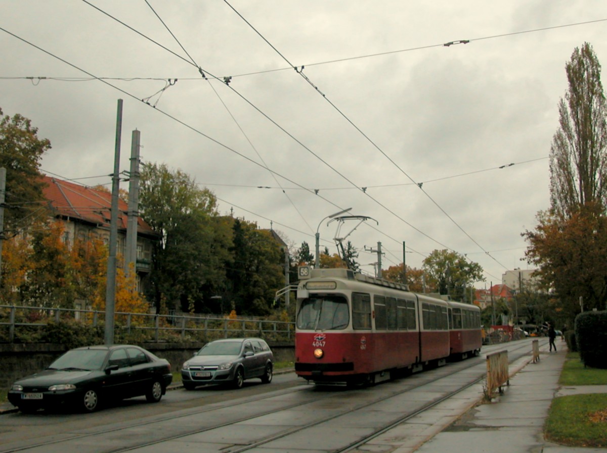 Wien Wiener Linien SL 58 (E2 4047) Unter St. Veit, Hummelgasse am 20. Oktober 2010.