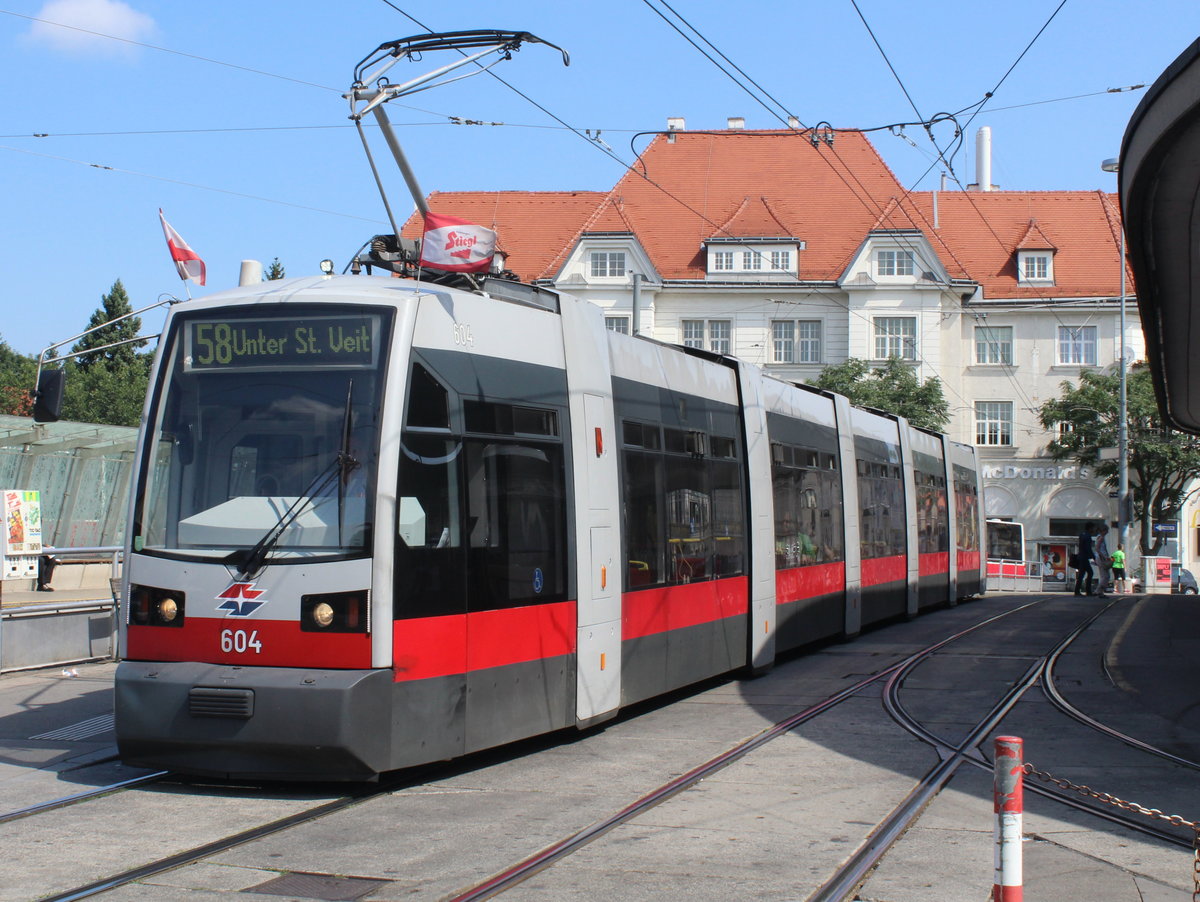 Wien Wiener Linien SL 58 (B 604) Hietzing (13. (XIII) Bezirk), Kennedybrücke (Hst. Hietzing) am 25. Juli 2016. - 1963 erhielt die ehemalige Hietzinger Brücke ihren heutigen Namen nach dem 35. US-Präsidenten, John F. Kennedy (1917 bis 1963). 