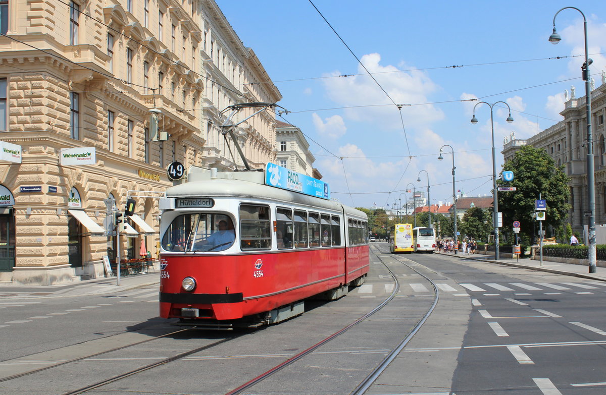 Wien Wiener Linien SL 59 (E1 4554 (Bombardier-Rotax 1954) + c4 1356 (Bombardier-Rotax 1976)) I, Innere Stadt, Bellariastraße / I, Innere Stadt / VII, Neubau, Museumstraße am 2. August 2018. - Bombardier-Rotax: Vormals Lohnerwerke.