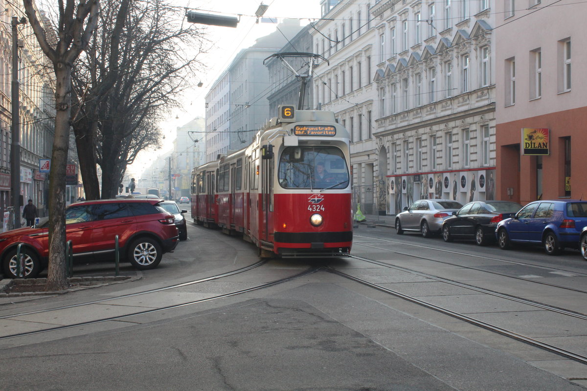 Wien Wiener Linien SL 6 (E2 4324) X, Favoriten, Quellenstraße / Siccardsburggasse am 16. Februar 2017. - Nach der Morgen-HVZ kehrt der Zug über die Siccardsburggasse und die Erlachgasse in den Straßenbahnbetriebsbahnhof Favoriten zurück. 