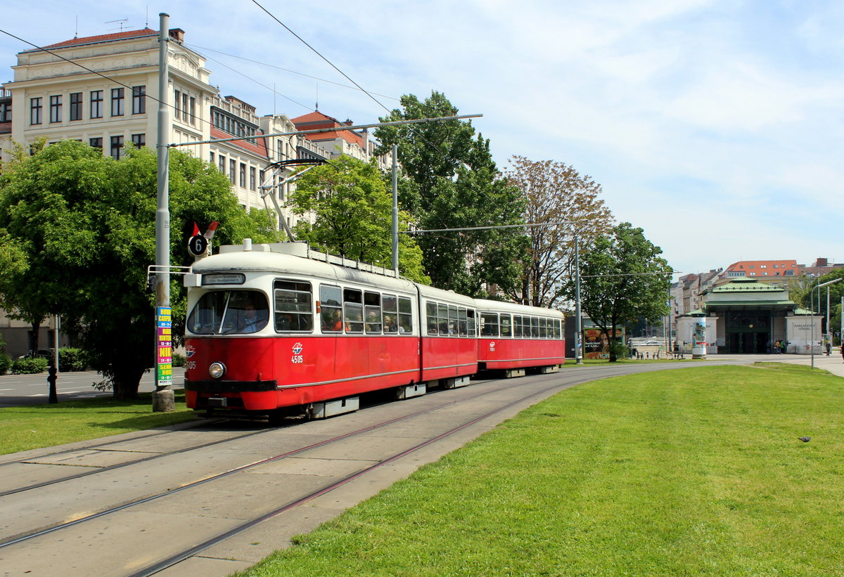 Wien Wiener Linien SL 6 (E1 4505 + c4 1301) VI, Mariahilf, Linke Wienzeile am 11. Mai 2017.