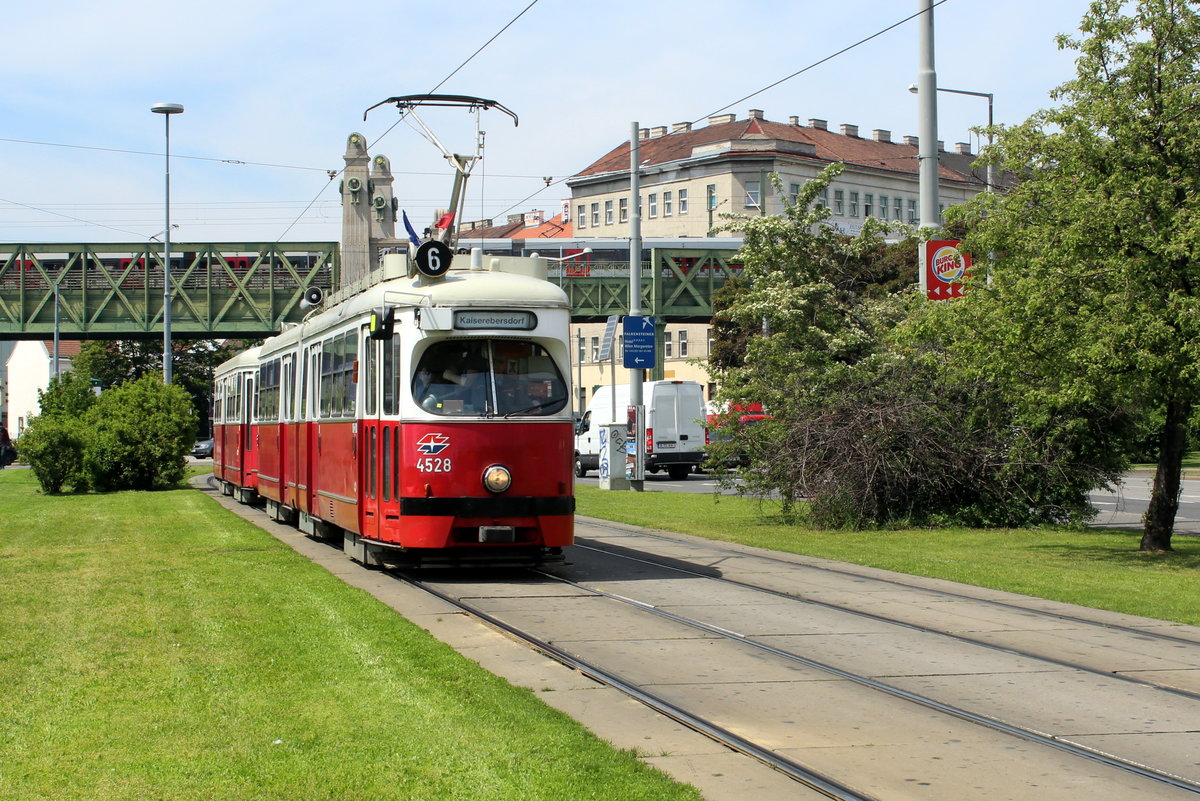 Wien Wiener Linien SL 6 (E1 4528 + c3 1249) VI, Mariahilf, Linke Wienzeile am 11. Mai 2017.
